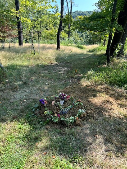 Grave with wreath)